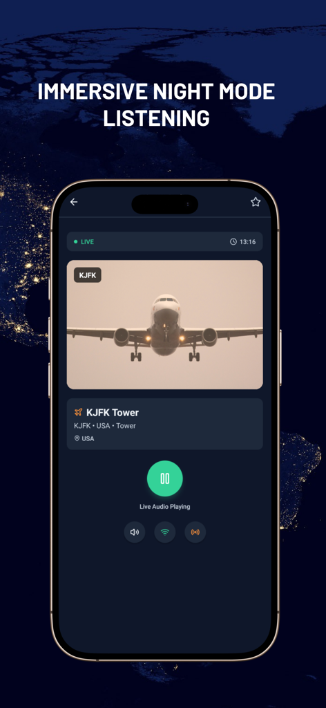 Air Traffic Control: Live ATC - Interfaccia dell'app Air Traffic Control Live ATC in modalità notturna che mostra il feed della torre KJFK con un aereo in atterraggio.