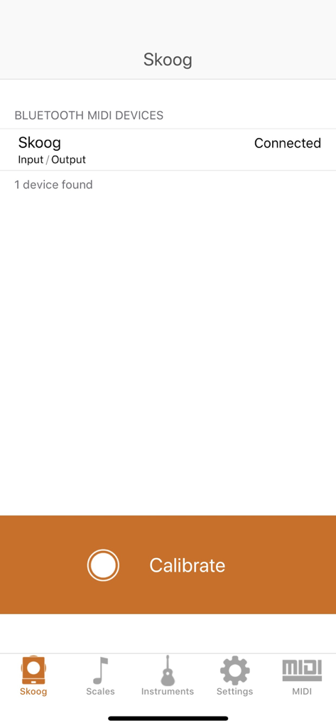 Skoog app interface showing a connected bluetooth midi device and a large calibrate button.