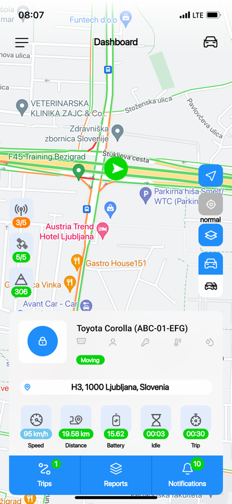 Dashboard der EEVY GPS-Tracking-App mit einem sich bewegenden Fahrzeug auf einer Karte und Echtzeit-Analysen wie Geschwindigkeit und Distanz.