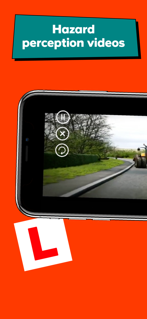 Driving Theory Test Kit | RAC - 英国運転理論テストの危険予測ビデオ練習を示すスマートフォン画面