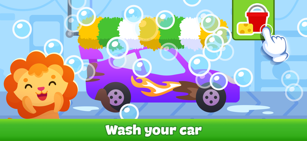 Ein süßer Löwe beobachtet, wie ein lila Auto in einem Kinderspiel mit Blasen gewaschen wird.