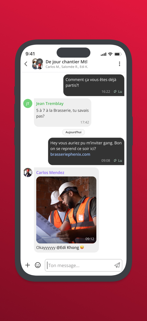 Interfaz móvil de BRIX Chat que muestra una conversación grupal de un equipo de construcción con mensajes y una foto compartida del sitio de trabajo