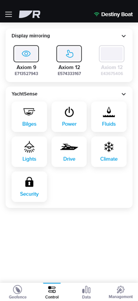 Raymarine - Interface de l'application Raymarine montrant les options de mise en miroir de l'écran et les commandes du système de bateau YachtSense pour l'alimentation et la sécurité