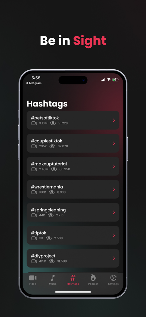 Tik Saver Pro Video Downloader - Schermata dell'app Tik Saver Pro che mostra un elenco di hashtag TikTok popolari con statistiche di visualizzazioni e numero di video