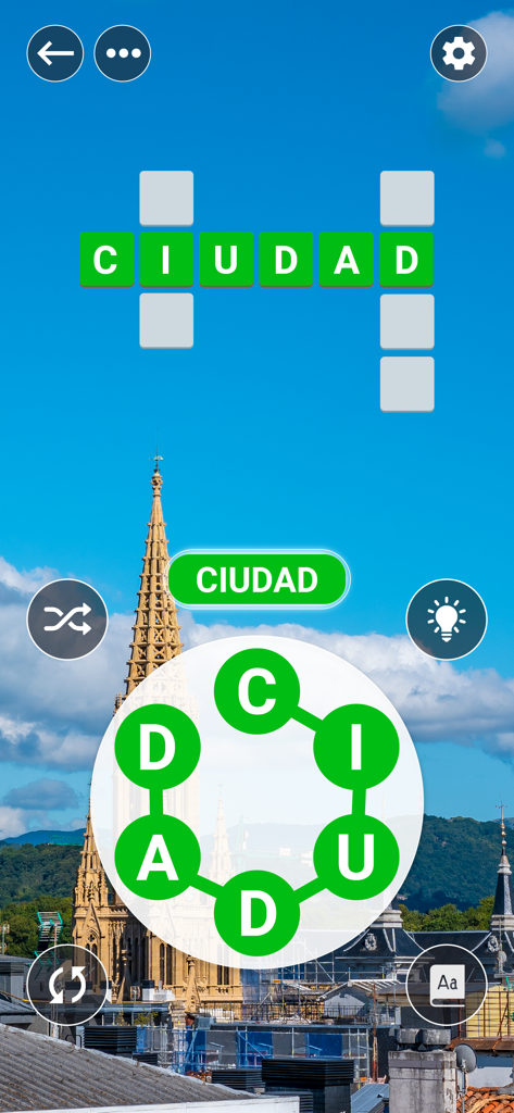 Jugabilidad del juego de puzzles de palabras en español Ciudad de Palabras mostrando una cuadrícula de crucigrama y una rueda de letras sobre un fondo urbano