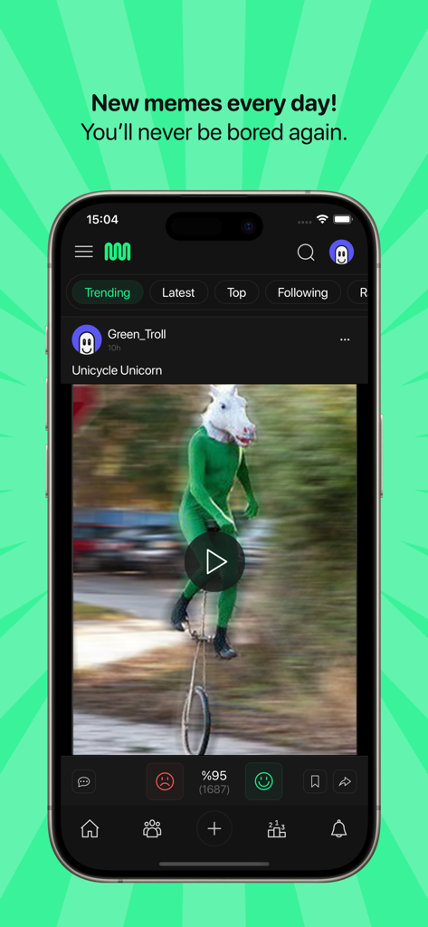 Écran de smartphone montrant l'interface de l'application Memedroid avec des mèmes drôles tendance et une vidéo d'une personne avec un masque de cheval