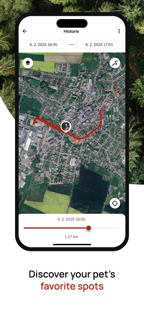 Pet_tracker - Un smartphone que muestra un mapa satelital con una línea roja que rastrea el historial de movimiento de un perro y el texto Descubre los lugares favoritos de tu mascota.