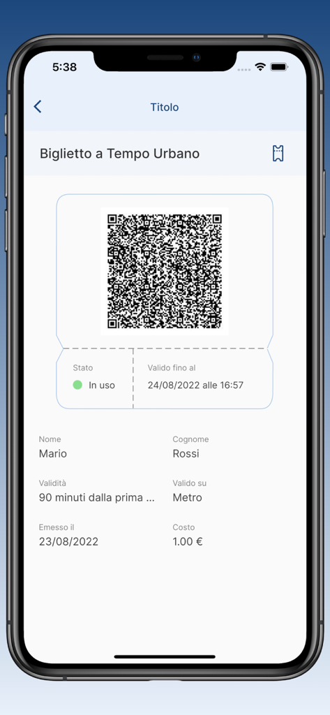 Una pantalla de aplicación móvil que muestra un billete de transporte digital para Catania con un código QR y los detalles del pasajero.