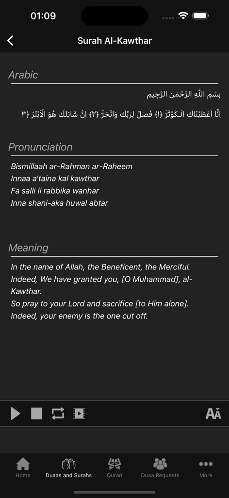 Duaas and Surahs - Screenshot der Duaas und Suren App, die Sure Al-Kawthar mit arabischem Text, Aussprache und englischer Bedeutung anzeigt