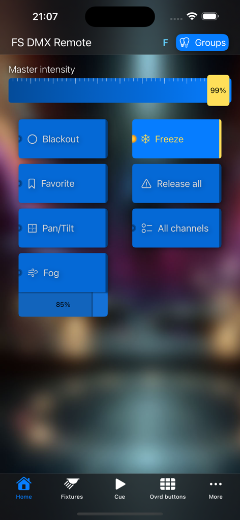 Panel principal de la aplicación FreeStyler DMX Remote con el control deslizante de intensidad maestra y botones de control rápido para apagón y humo