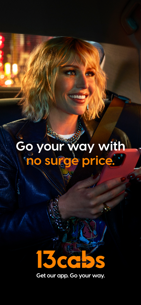 Eine lächelnde Frau auf der Rückbank eines Taxis, die ihr Handy hält, mit Text, der keinen Preisaufschlag bewirbt