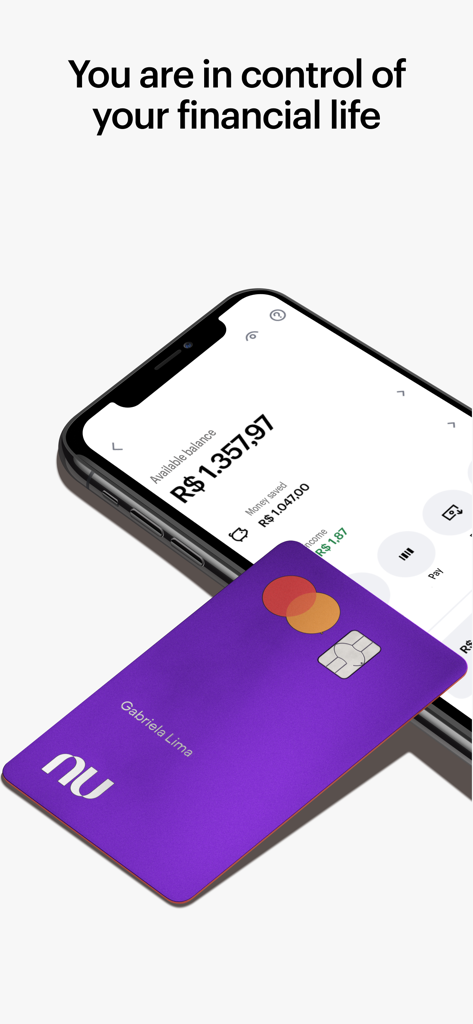 Interfaz de la app de Nubank en un smartphone mostrando el saldo disponible junto a una tarjeta de crédito morada