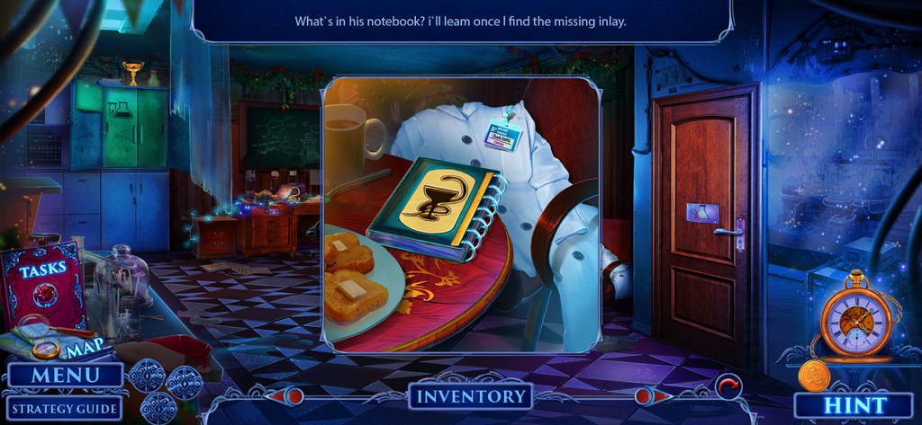 Un detective investigando un misterioso cuaderno en una escena de laboratorio del juego Fatal Evidence 1.