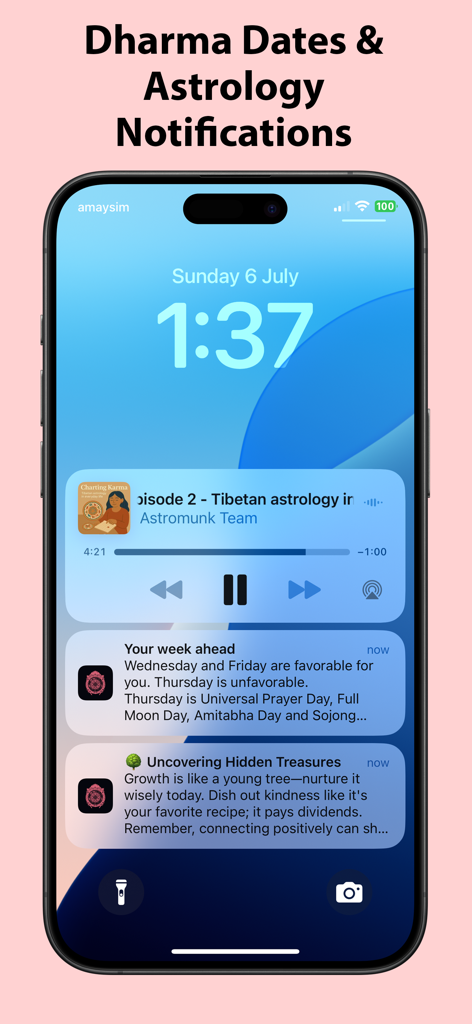 Pantalla de bloqueo del iPhone mostrando notificaciones de la aplicación Astromunk para fechas de dharma favorables y un reproductor de podcasts de astrología tibetana.