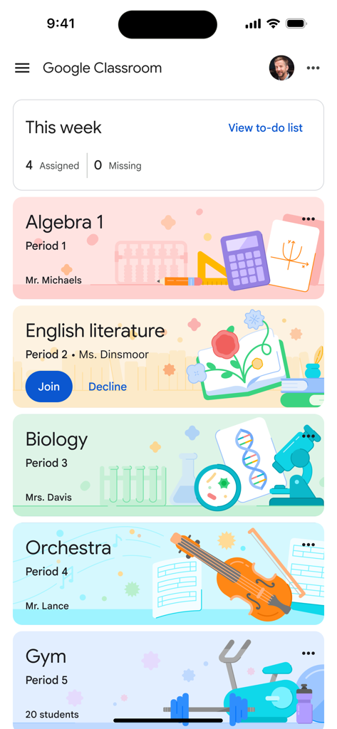App mobile Google Classroom che mostra schede di classe per Algebra, Inglese e Biologia con un riepilogo dei compiti settimanali