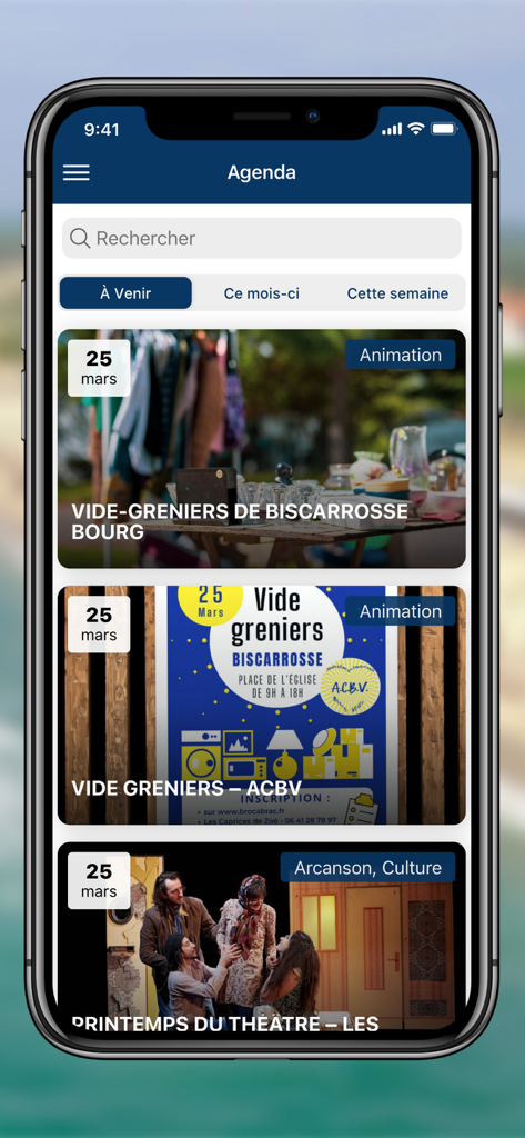 Ville de Biscarrosse - Schermata dell'agenda dell'app Ville de Biscarrosse che mostra eventi locali imminenti come una vendita di garage e una performance teatrale