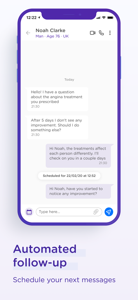 Interfaz móvil de la aplicación mediQuo PRO que muestra un chat de seguimiento automatizado para pacientes.