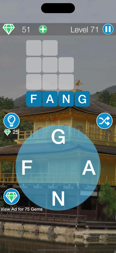 Snappy Word Search - Jugabilidad de Snappy Word Search que muestra un nivel de rompecabezas de palabras con la palabra FANG sobre un fondo de templo dorado