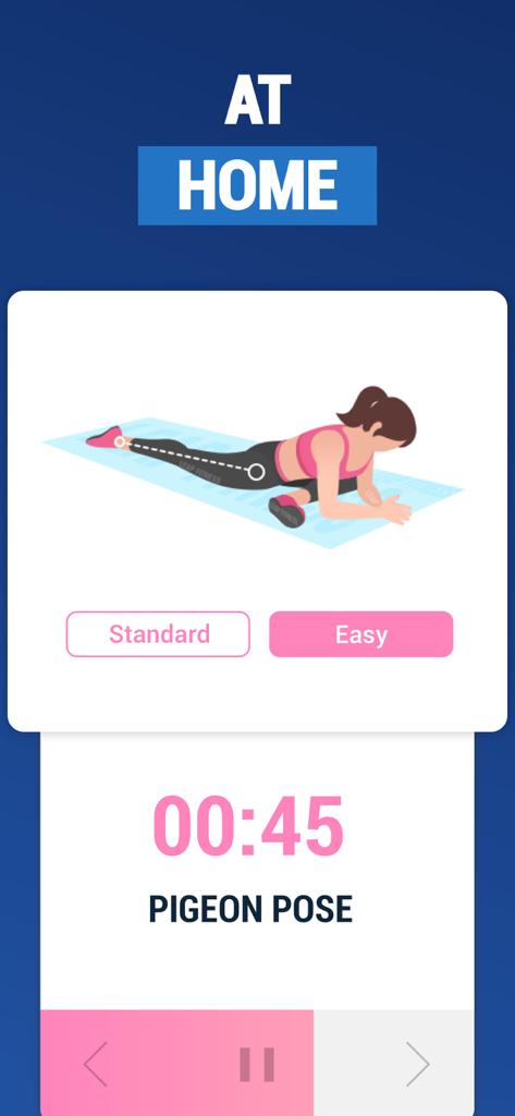 Una mujer realizando un estiramiento de la postura de la paloma en una esterilla de yoga durante una sesión de ejercicio en casa