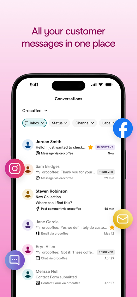 Ein Smartphone, das die einheitliche Inbox-Oberfläche von GoDaddy Studio mit Kundennachrichten von Instagram, Facebook und E-Mail anzeigt