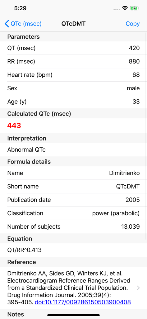 Tela do aplicativo móvel exibindo um cálculo de QTc usando a fórmula Dimitrienko com parâmetros clínicos e detalhes de interpretação.
