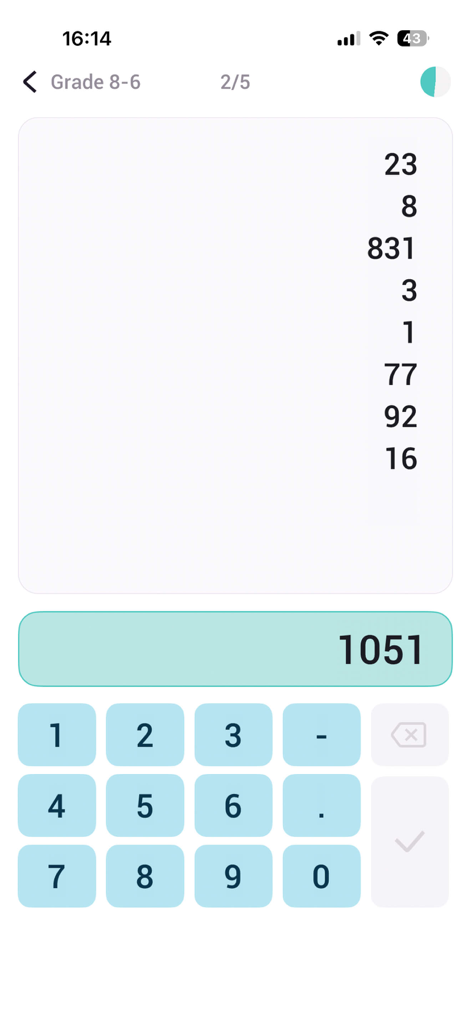 Abacus Mental Math Training - Interfaz de la aplicación Entrenamiento de Cálculo Mental con Ábaco que muestra un problema de suma en columna y un teclado numérico para introducir la respuesta
