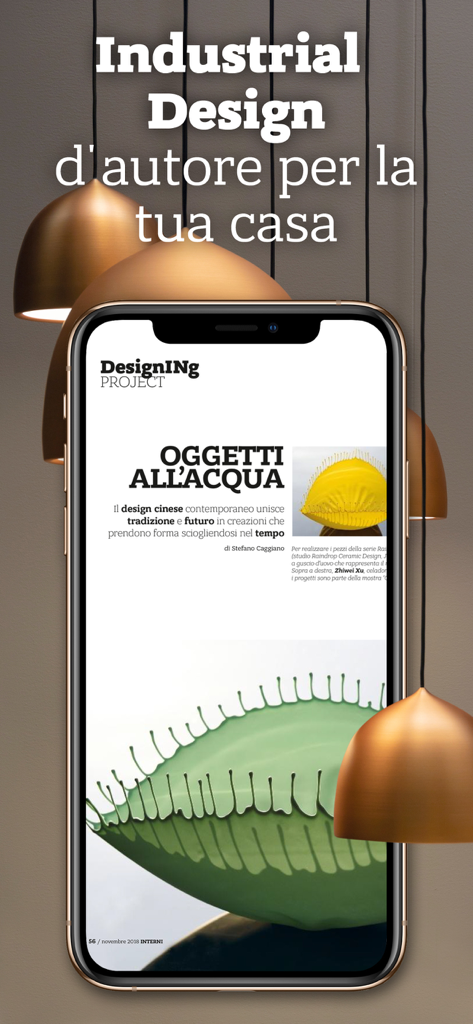 INTERNI - 水にインスパイアされたオブジェクトとブロンズペンダントランプを特徴とする現代のインダストリアルデザインに関する記事が表示されたINTERNIマガジンアプリを示す携帯電話