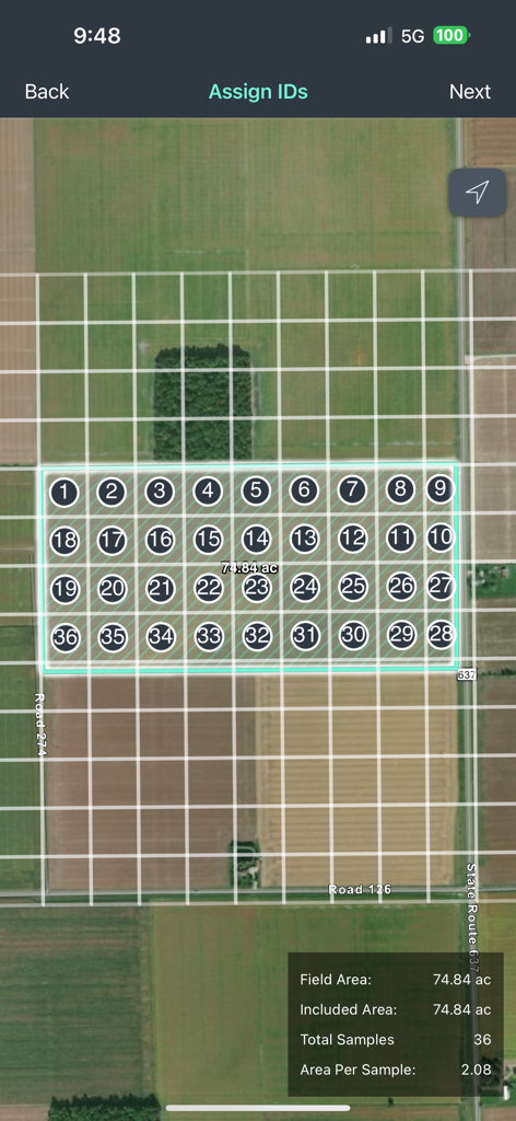AI360 앱 인터페이스는 농장 위성 지도에서 그리드 샘플에 ID를 할당합니다.