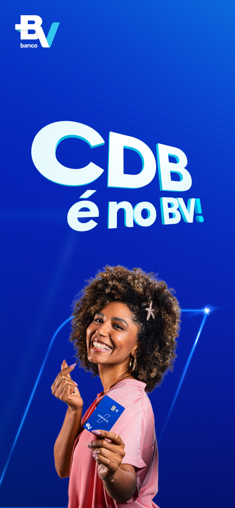 Eine lächelnde Frau mit lockigem Haar hält eine blaue banco BV-Kreditkarte vor Text, der CDB-Investitionen bewirbt