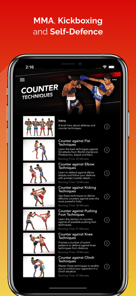 Schermata dell'app di allenamento Muay Thai che mostra un menu di lezioni video su tecniche di contrattacco.