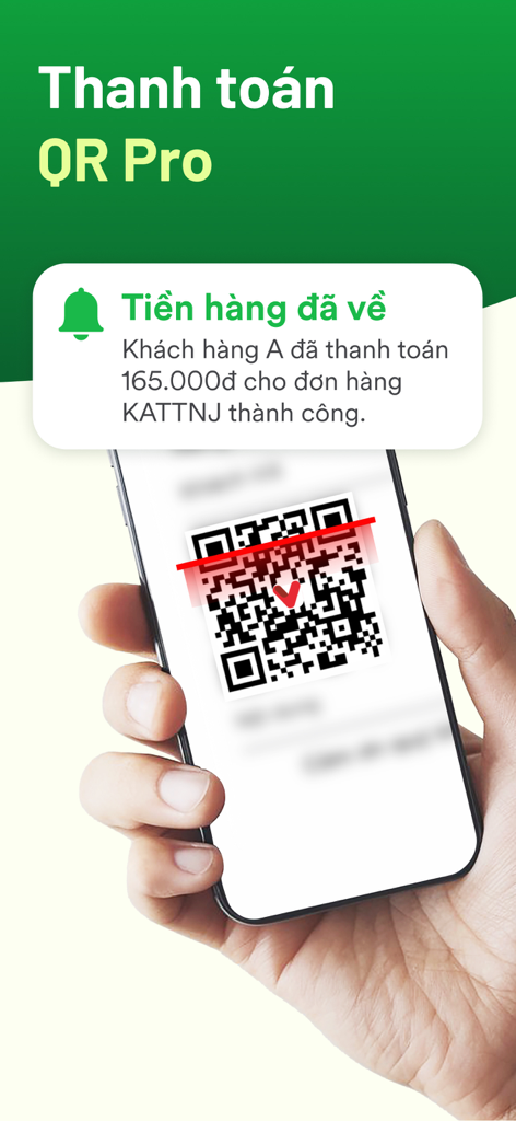 Sổ Bán Hàng: Quản lý toàn diện - Una persona che tiene uno smartphone e scansiona un codice QR per un pagamento di vendita con una notifica di transazione riuscita