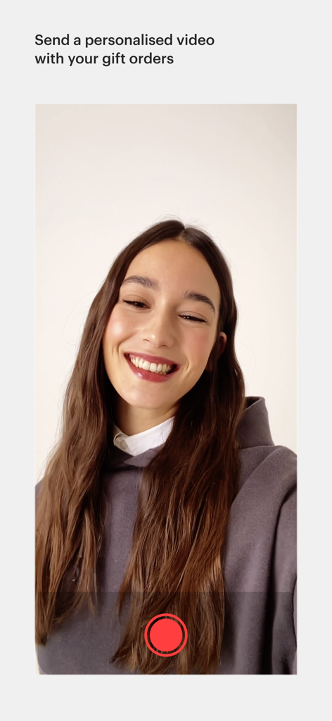 Uma jovem a gravar uma mensagem de vídeo personalizada para uma encomenda de presente na aplicação Pull and Bear.