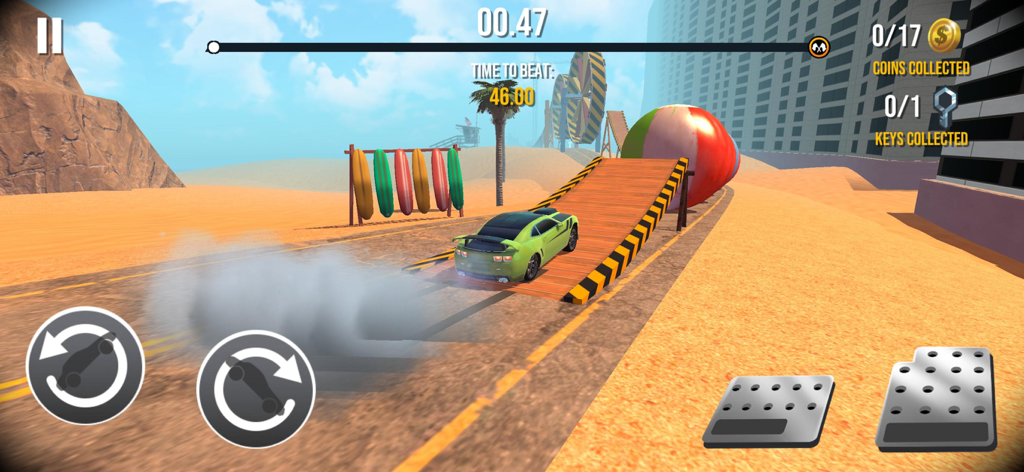 Stunt Car Extreme - Un coche deportivo verde conduce por una rampa de madera en una pista de playa con tablas de surf y una pelota de playa gigante.