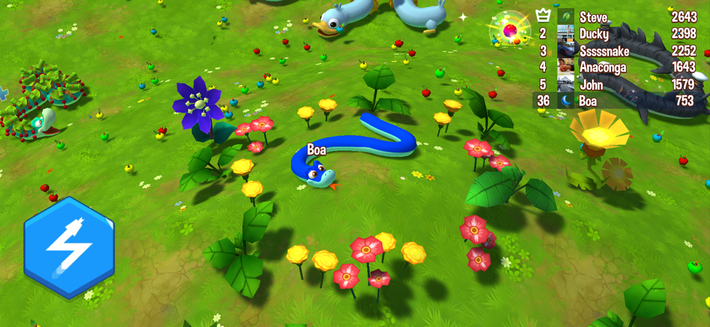 Una serpiente azul en 3D deslizándose en una arena con hierba, con una clasificación y flores coloridas en Snake Rivals
