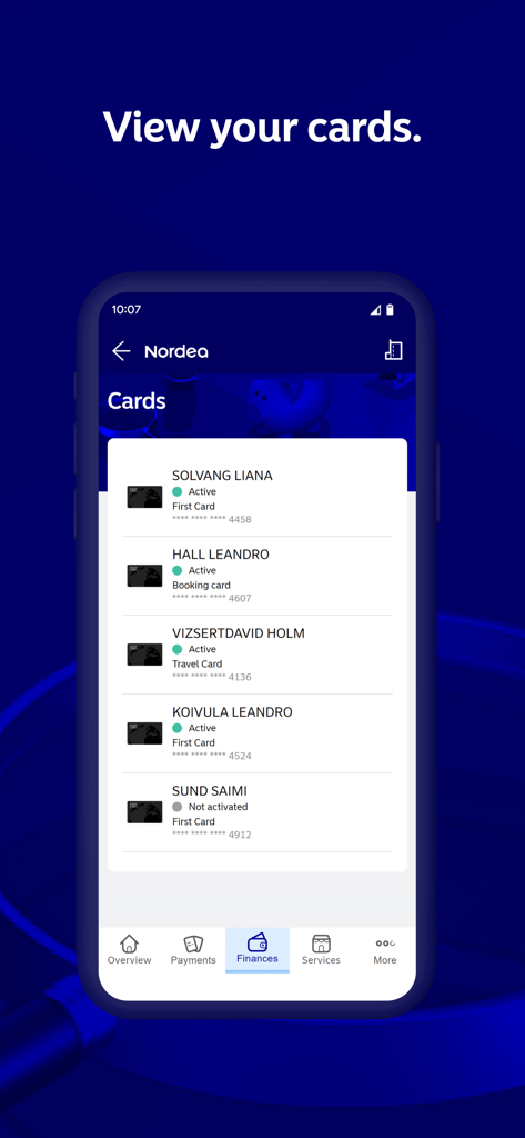Nordea Business SE - Una lista de tarjetas de crédito y débito empresariales en la interfaz de la aplicación de banca móvil Nordea Business SE.