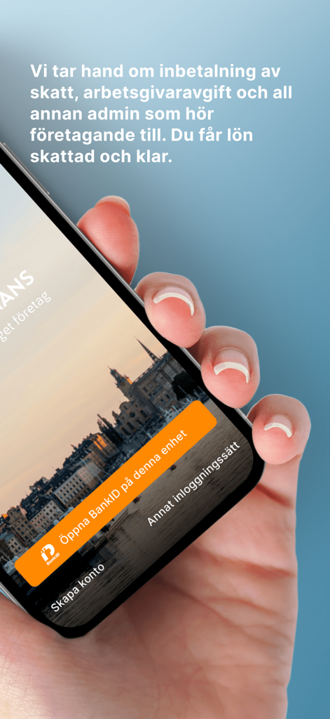 Frilans Finans - Una persona sosteniendo un smartphone que muestra la pantalla de inicio de sesión de la aplicación Frilans Finans con un botón de inicio de sesión de BankID.