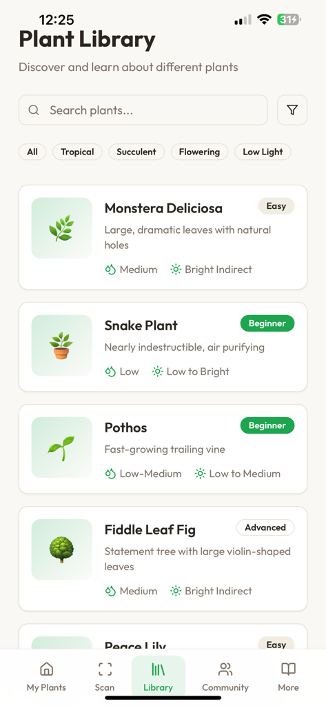 Plant Doctor – Plant Scanner - Un'interfaccia di libreria digitale di piante che mostra guide di cura per Monstera Deliciosa, Pianta Serpente e Pothos con livelli di difficoltà.