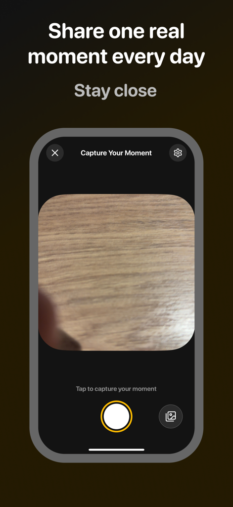 Interfaz de cámara en la aplicación Promise para capturar y compartir momentos diarios reales con una pareja.