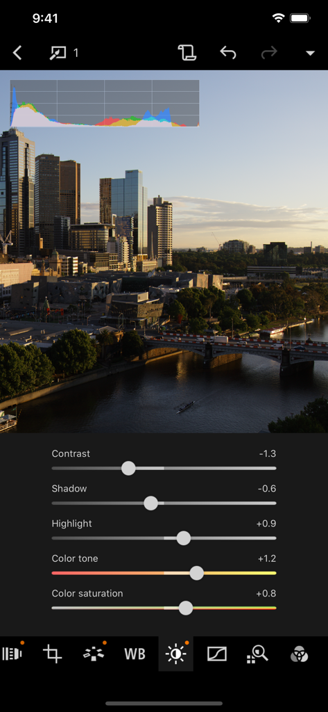 Canon DPP Express - Oberfläche der Canon DPP Express App, die professionelle RAW-Fotobearbeitung mit Schiebereglern und einem Stadtbild im Hintergrund zeigt