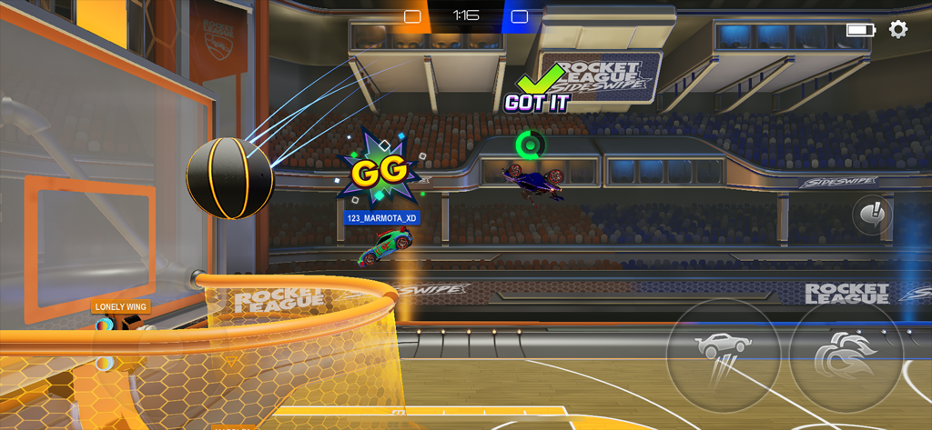 Rocket League Sideswipe - Un partido de baloncesto en Rocket League Sideswipe con coches saltando por la pelota y una pegatina de 'GG' para chat rápido.