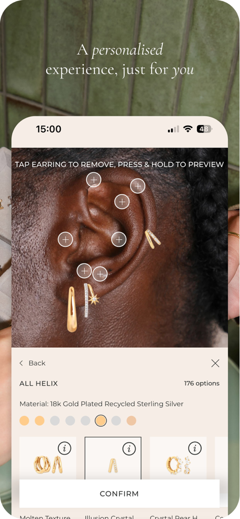 모델 귀에 개인 맞춤 금 귀걸이 조합을 보여주는 Astrid and Miyu 앱 가상 이어 스태킹 도구