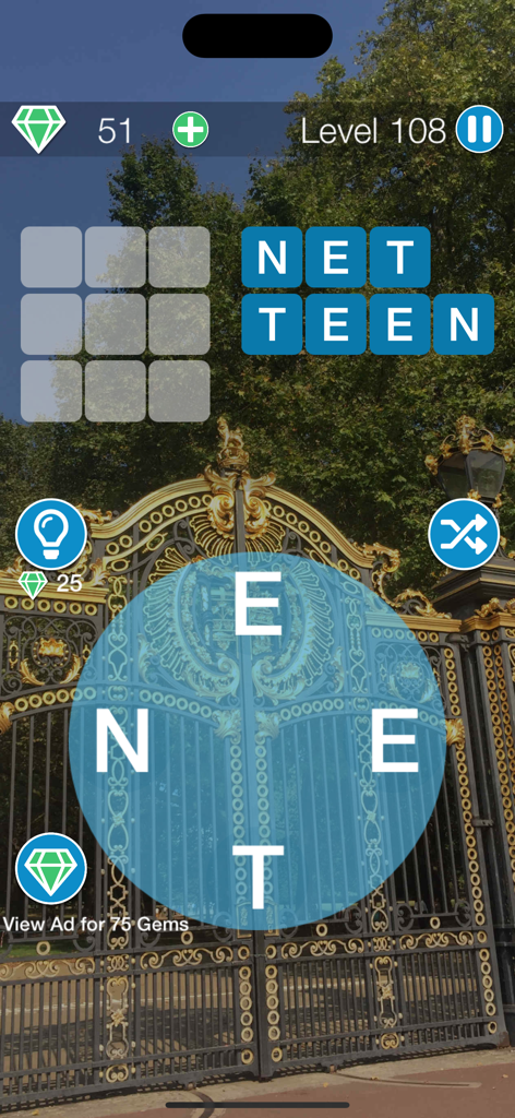 Snappy Word Search - Captura de pantalla de la jugabilidad de Snappy Word Search que muestra un nivel de rompecabezas de palabras con una rueda de letras y un fondo de una puerta de parque ornamentada.