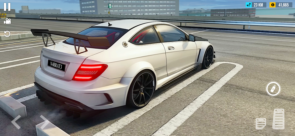 Car Driving Simulator Car Game - Um carro esportivo branco personalizado com uma grande asa traseira estacionado em uma estrada da cidade em um simulador de direção