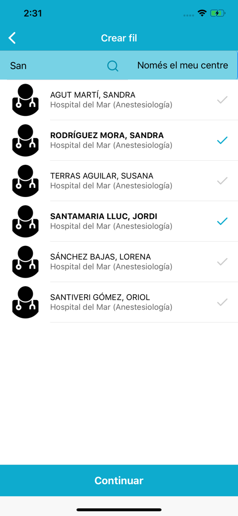 Seleccionando contactos de profesionales médicos para iniciar un nuevo hilo de chat en la aplicación Sylbo.