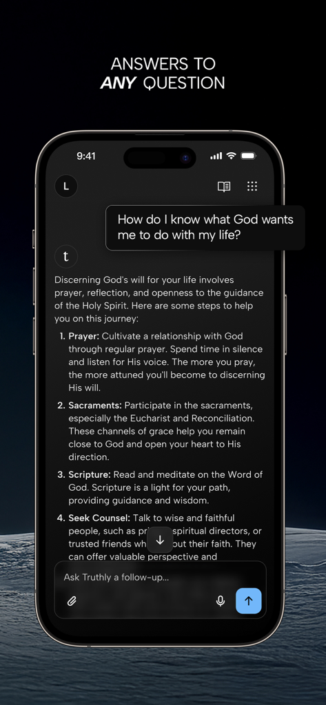 Una pantalla de teléfono móvil que muestra un chat con Truthly Catholic AI proporcionando orientación espiritual sobre cómo discernir la voluntad de Dios