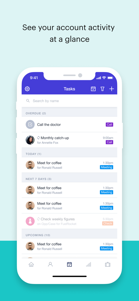 El panel de la aplicación móvil Capsule CRM muestra una lista priorizada de tareas y reuniones.