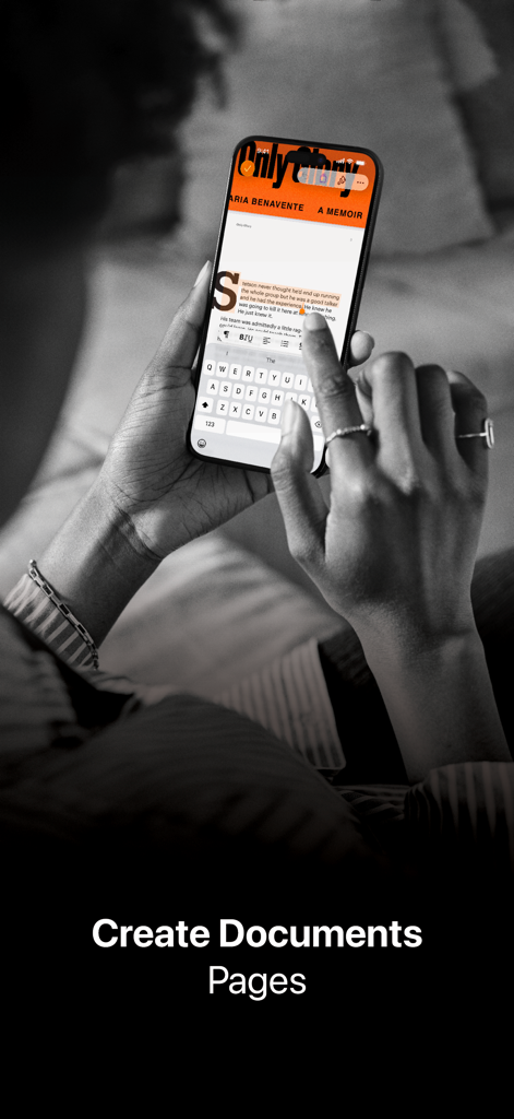 Una persona utilizza l'app Pages su un iPhone per modificare un documento di memorie con vista Schermo ottimizzata per dispositivi mobili.