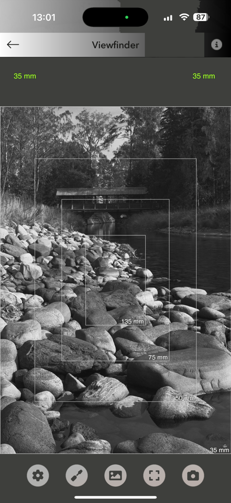 Art of Foto - Herramienta de visor digital que muestra cuadros de distancia focal para diferentes lentes de cámara en un paisaje en blanco y negro.