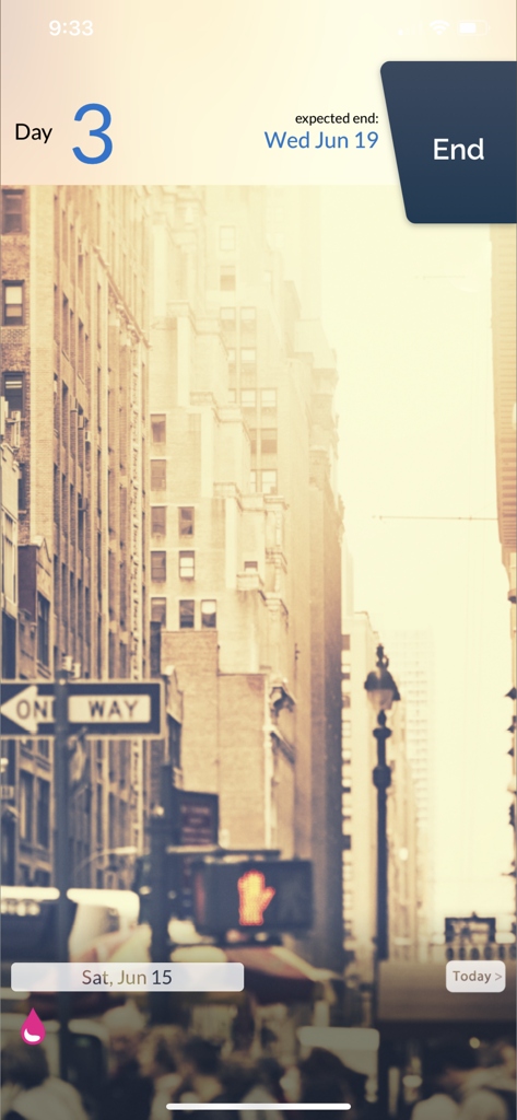 Oberfläche der Perioden-Tracker-App, die den dritten Tag eines Menstruationszyklus mit einem benutzerdefinierten Straßenszenen-Hintergrundthema zeigt