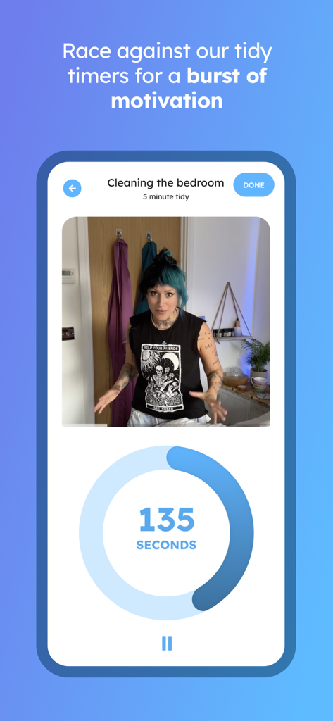 Interfaz de la app dubbii mostrando un temporizador de cuenta regresiva y un video de 'body doubling' para una tarea de limpieza de dormitorio